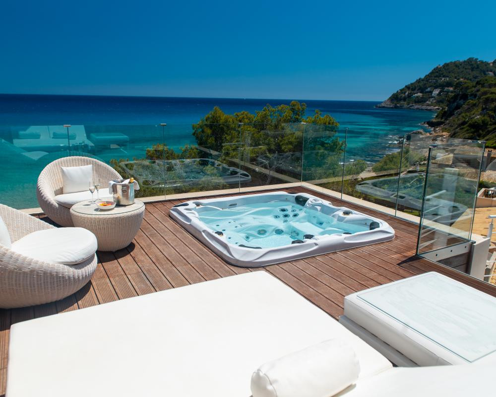 Deluxe Suite with Jacuzzi and Sea View