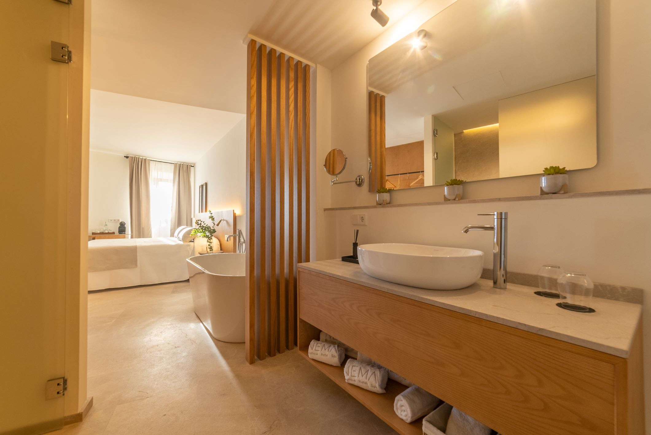 Deluxe Room with Bathtub