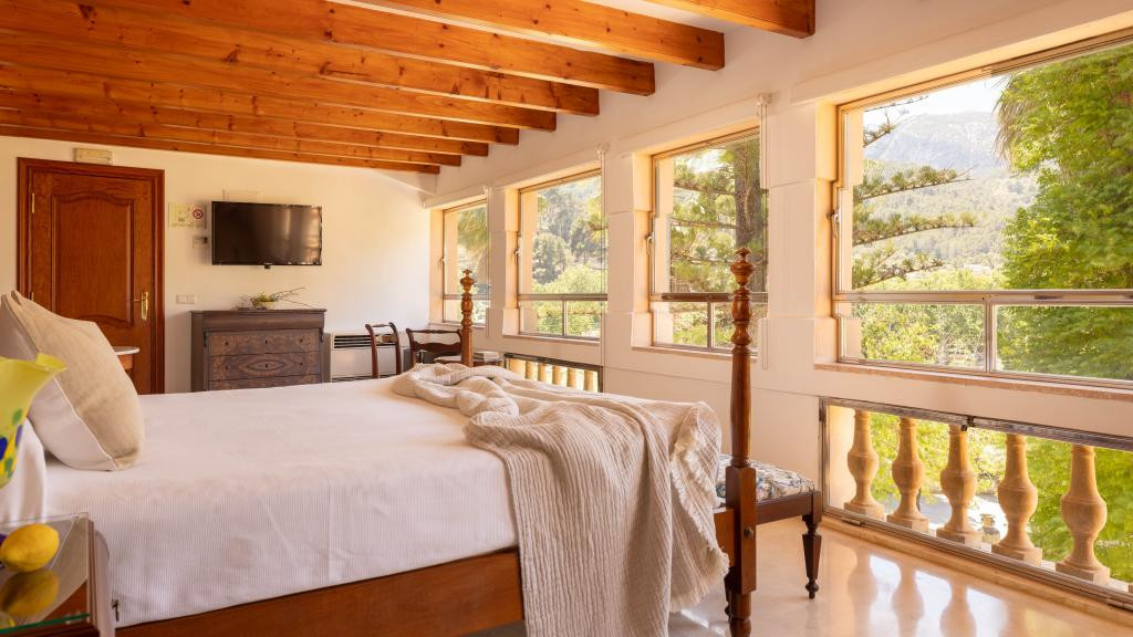 Superior double room with mountain views and terrace