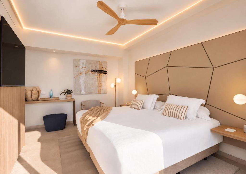 Junior Suite with Sea View and Balcony