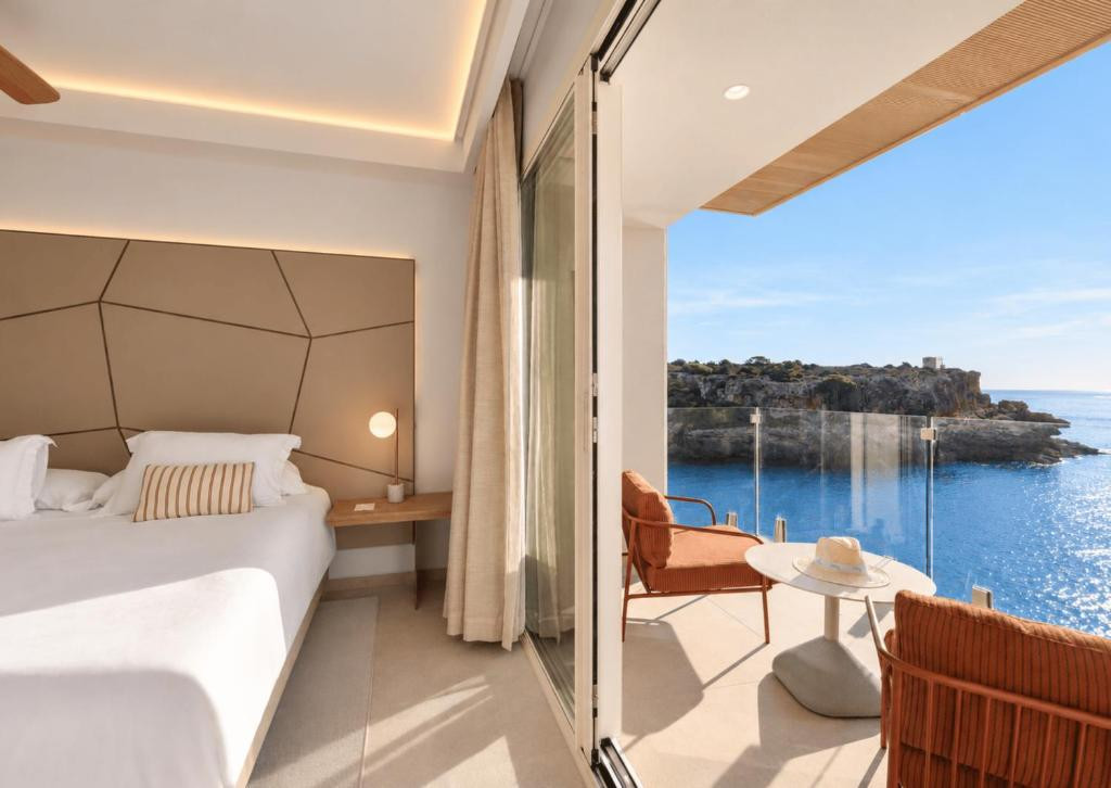 Junior Suite with Sea View and Balcony