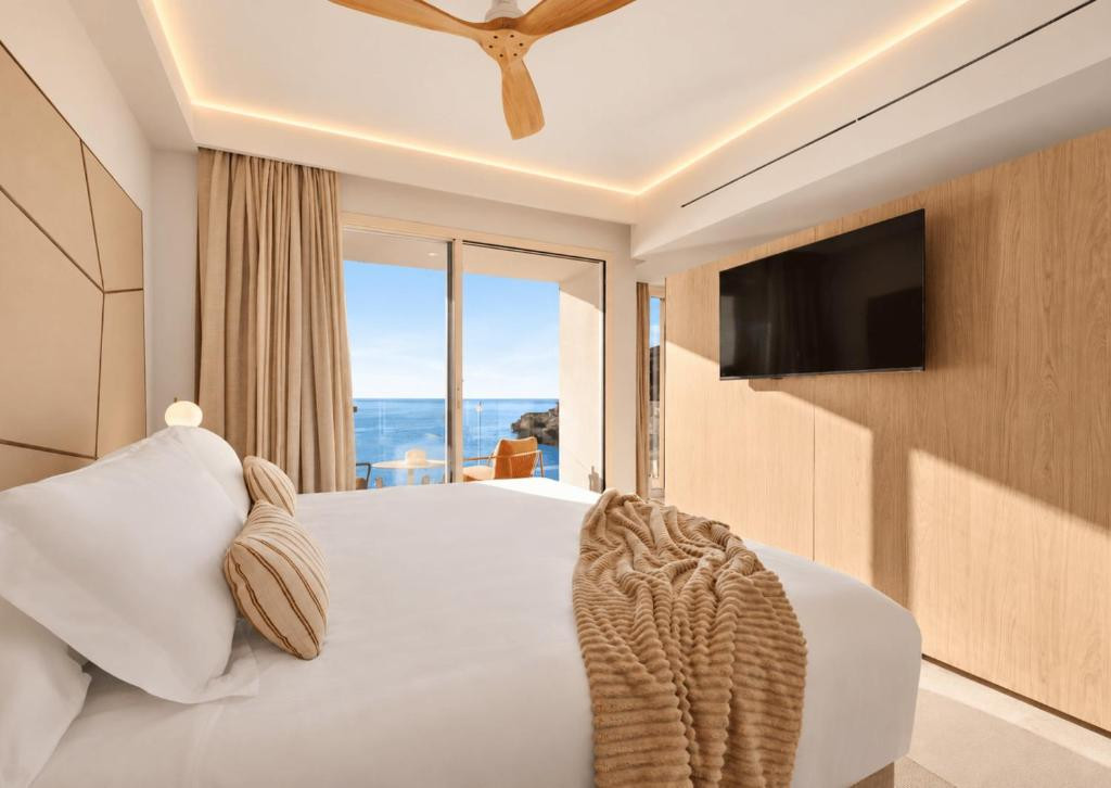 Junior Suite with Sea View and Balcony