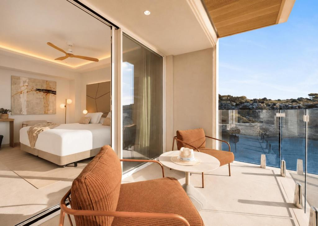 Royal Suite with Sea View and Balcony