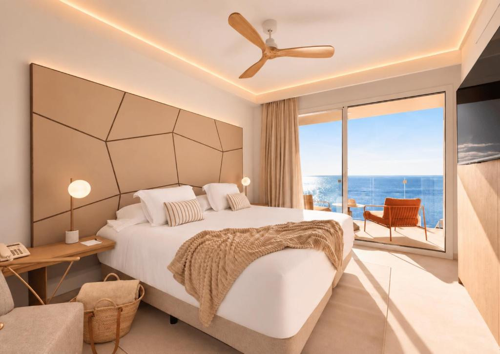 Royal Suite with Sea View and Balcony